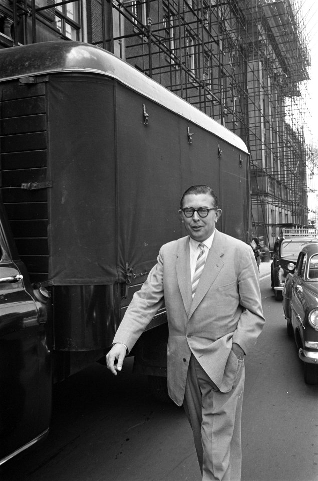 Rechtzaak valsemunters Mr Cammelbeeck bij het verlaten van de rechtszaal, Bestanddeelnr 912-6240