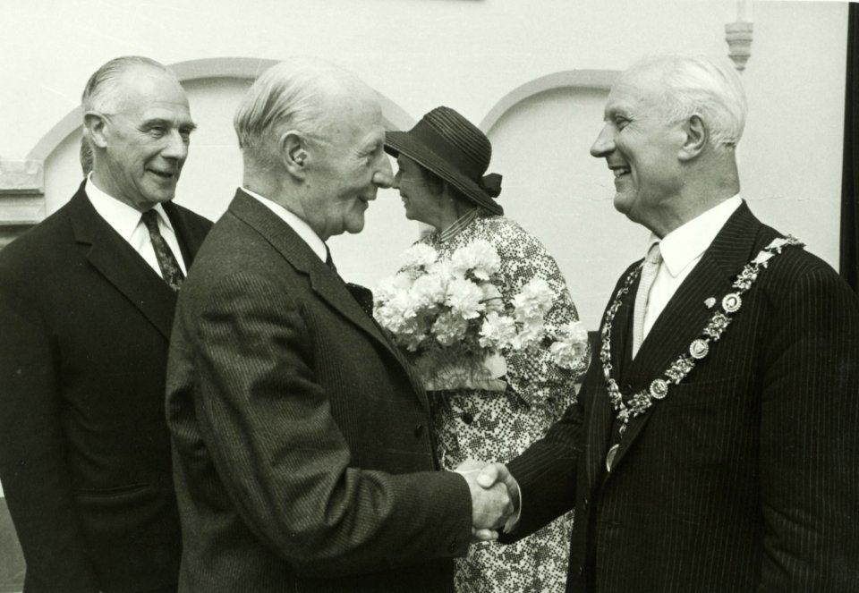 Rechts Cremers, burgemeester Mr. P.O.F.M. NL-HlmNHA 5400463850