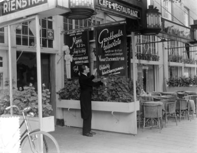 Reclame voor televisie kijken bij restaurant Rienstra te Amsterdam, Bestanddeelnr 904-7813