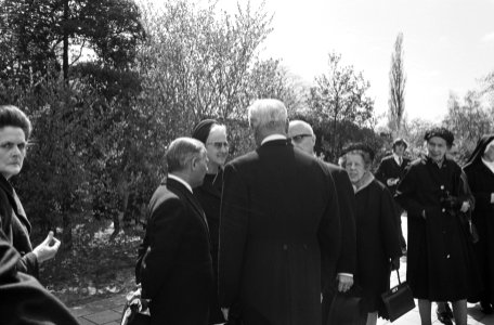 Rechts (met tas) freule Wttewaall van Stoetwegen, Bestanddeelnr 924-5074