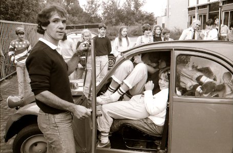 Recordpoging om zoveel mogelijk schoolkinderen in een Citroën 2CV (deux cheveaux) te krijgen. NL-HlmNHA 1478 24548 01 K 18