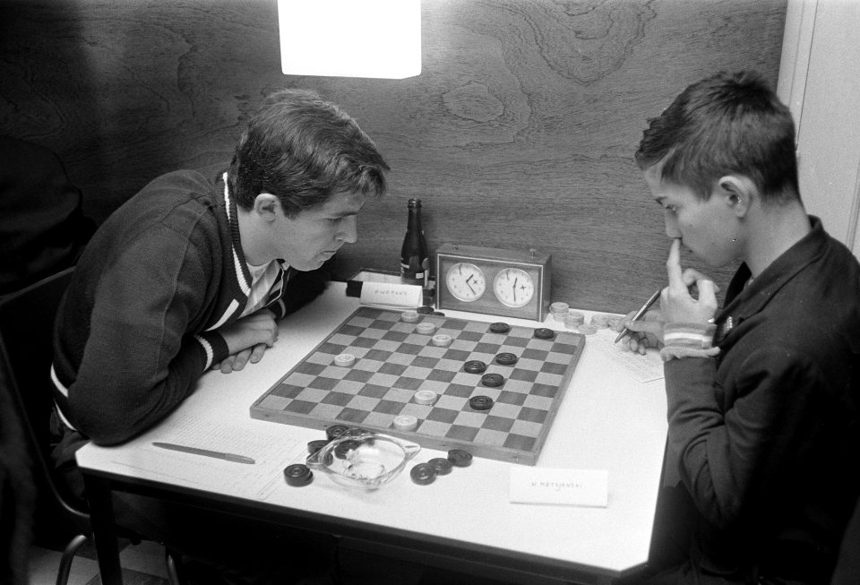 Rechts de 13-jarige Rus Nicolai Mitsjanski, Bestanddeelnr 922-6196