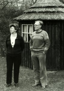Rechts Reehorst, burgemeester Drs. Jan links zijn vrouw, NL-HlmNHA 5400463891