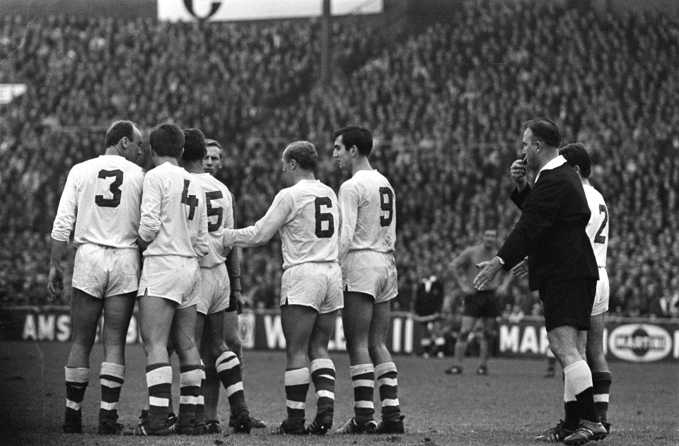 Rechts scheidsrechter Rudi Glöckner die de muur op de juiste afstand zet, Bestanddeelnr 919-7624