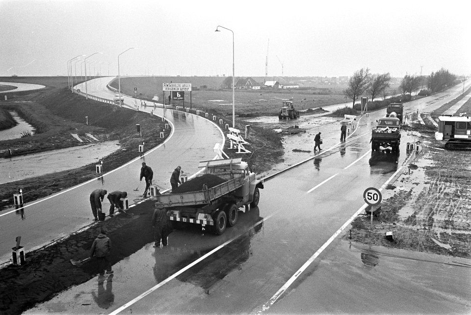 Rechts de oude weg, links een gedeelte van het nieuwe klaverblad, Bestanddeelnr 919-7714