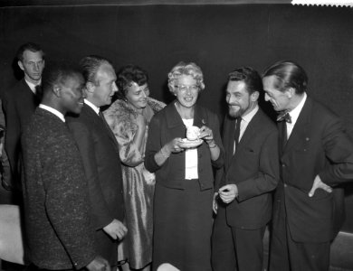 Rechts van Annie MG Schmidt staat Wim Ibo Helemaal links staat Donald Jones, Bestanddeelnr 910-7326