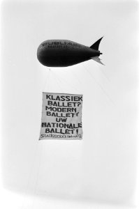 Reclamezeppelin van Nationaal Ballet boven Museumplein, Amsterdam, Bestanddeelnr 928-4967