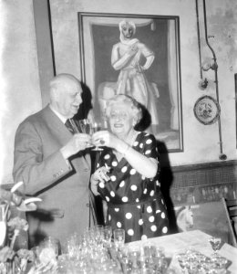 Receptie t.g.v. 90 ste verjaardag C.J. Maks een dronk hier met echtgenote, Bestanddeelnr 919-4745