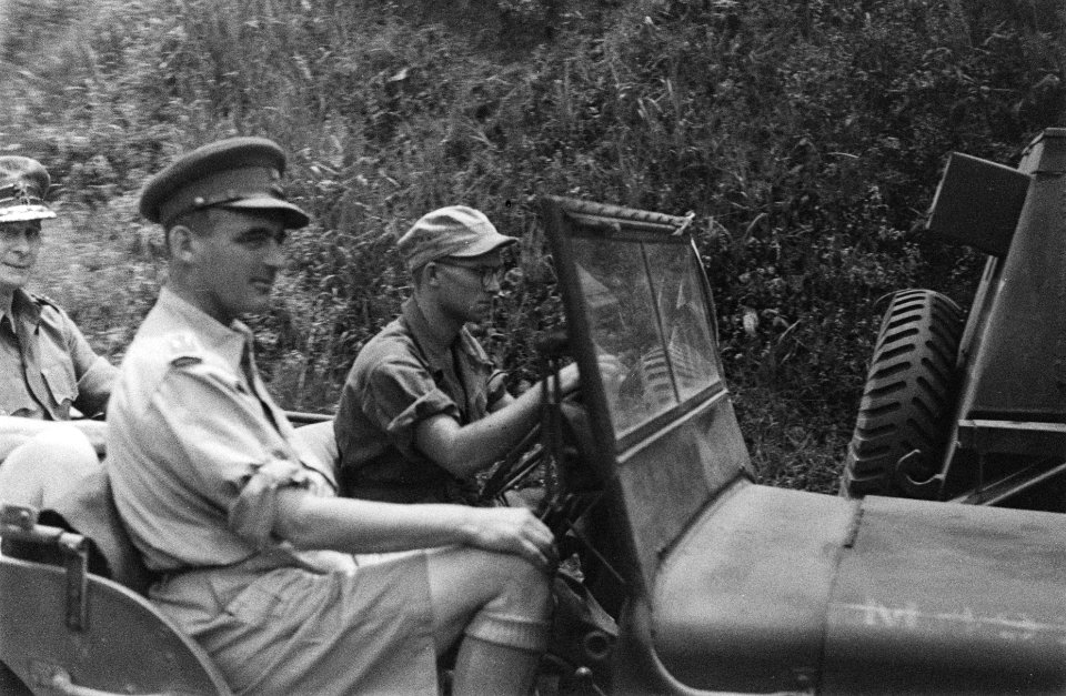 Rechts generaal Doorman, links D.C. Buurman van Vreeden in een jeep, Bestanddeelnr 56-6-6