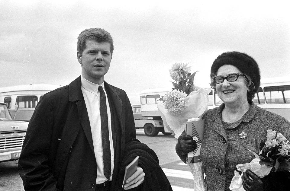 Rechts de moeder van Harvey Lavan van Cliburn, Bestanddeelnr 919-7243