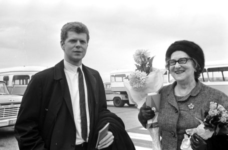 Rechts de moeder van Harvey Lavan van Cliburn, Bestanddeelnr 919-7243