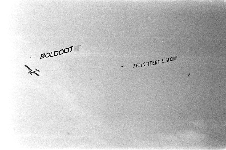 Reclamevliegtuigje van Boldoot boven het Leidseplein te Amsterdam, Bestanddeelnr 924-6124