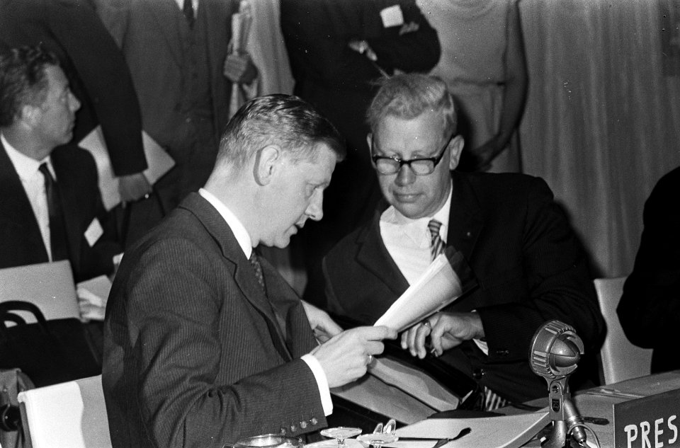 Rechts conferentievoorzitter minister (zonder portefeuille) Berend-Jan Udink, Bestanddeelnr 920-4205