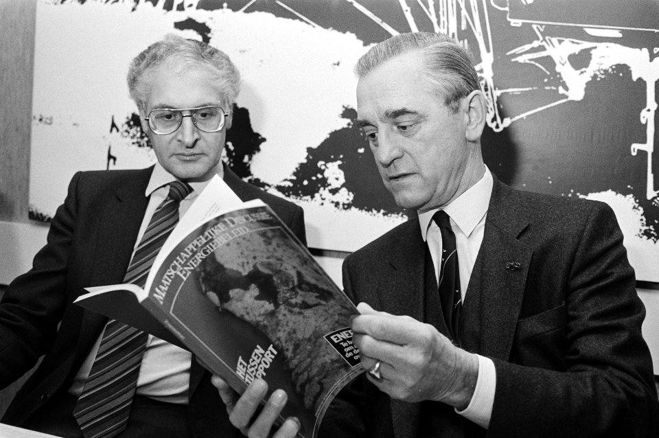 Rechts voorzitter M.L. de Brauw en medesamensteller prof. Th.C.M. van de Klunder, Bestanddeelnr 932-4767
