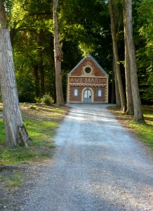 Recques-sur-Hem (Pas-de-Calais) Chapelle Notre-Dame-des-Bois, allée et façade