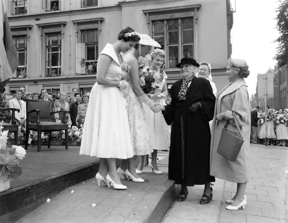 Receptie van de Haagse bloemenkoningin. Oudste inwoonster van Den Haag mevr. Lam, Bestanddeelnr 908-8454