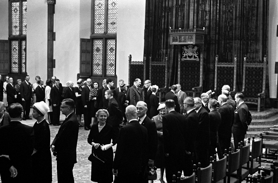 Receptie voor Hollandse Amerikanen in Ridderzaal te Den Haag , rechts mr. A. C. , Bestanddeelnr 915-0962