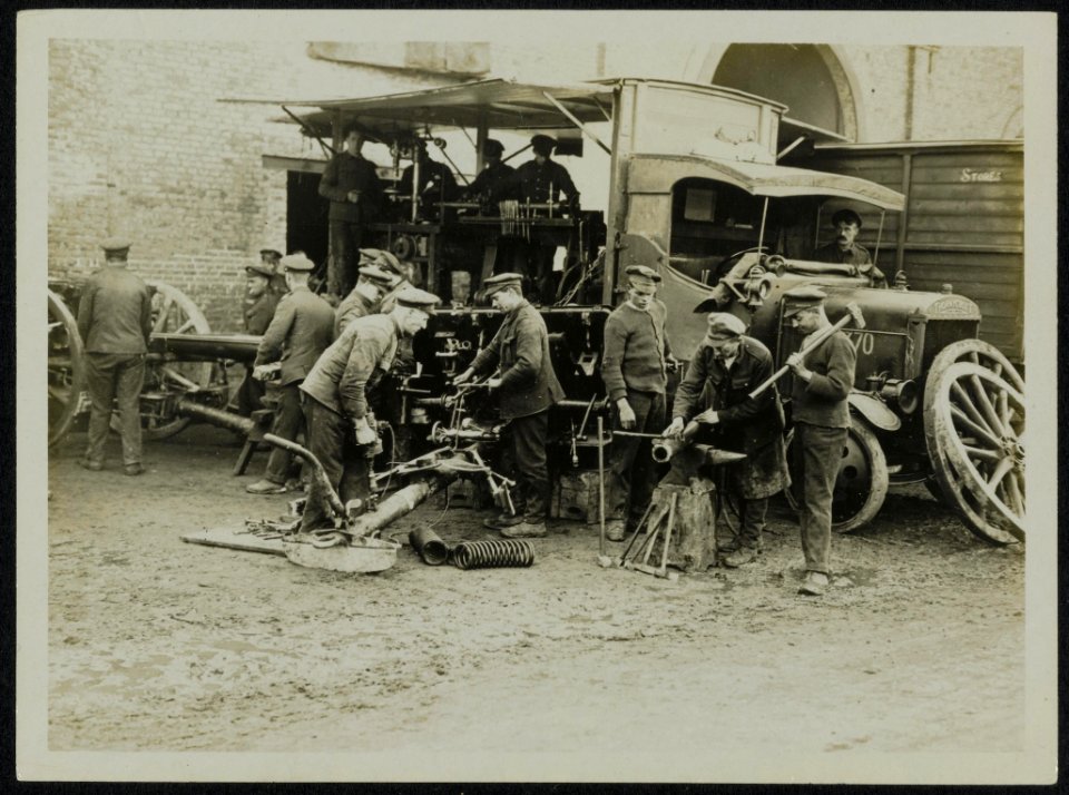 Re-assembling and repairing at a Travelling Repair workshop, Bestanddeelnr 158-0147