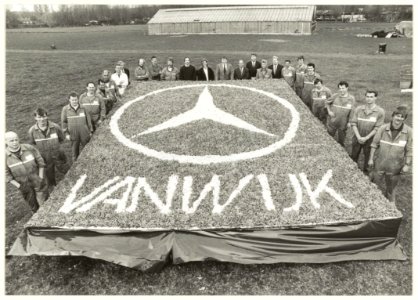 Reclame-kunstwerk van bloemen gemaakt door leerlingen van de Zocherschool. Een mooie promotie voor Mercedes-dealer van Wijk, gevestigd aan de Zijlweg, nabij de Westelijke Randweg. NL-HlmNHA 54031452