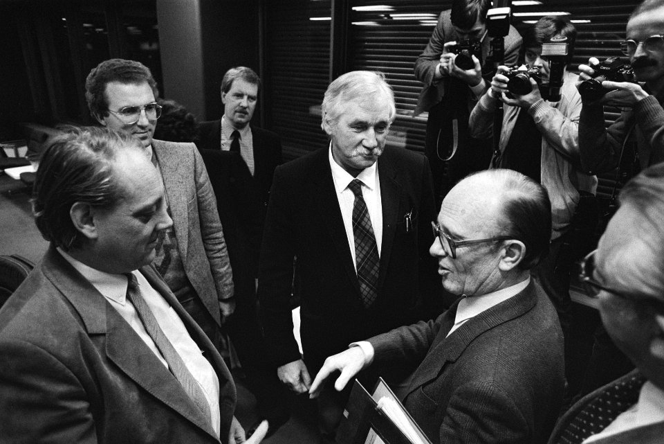 Rechts minister Rierkerk, midden AbvaKabovoorzitter Jaap van der Scheur, Bestanddeelnr 932-7786