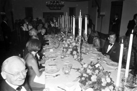 Rechts Jorge Guillermo, naast hem prinses Christina in gesprek met minister-pres, Bestanddeelnr 928-0053