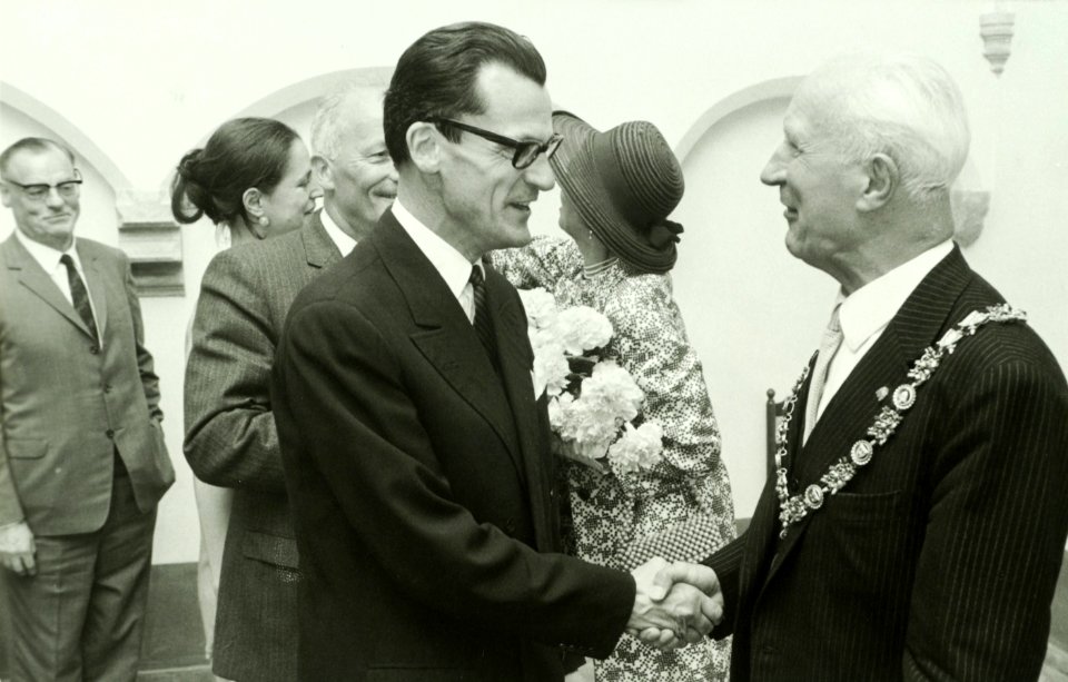 Rechts Cremers, burgemeester Mr. P.O.F.M. NL-HlmNHA 5400463849