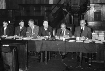 Rechts prof. M. Rooij, links naast hem rector magnificus A.D. Belinfante en daa…, Bestanddeelnr 924-4325