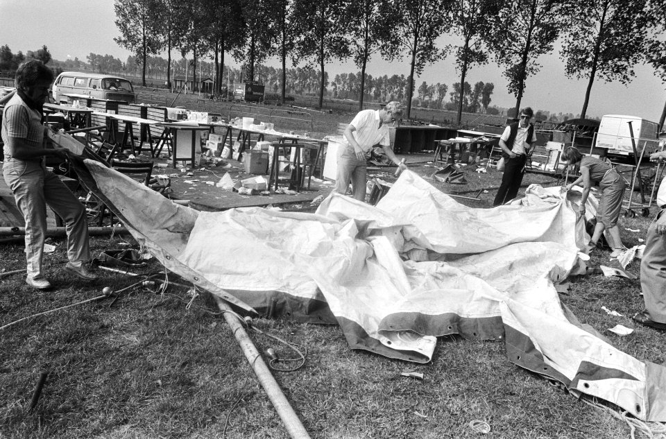 Recherche onderzoekt delen van de tent, Bestanddeelnr 932-6526