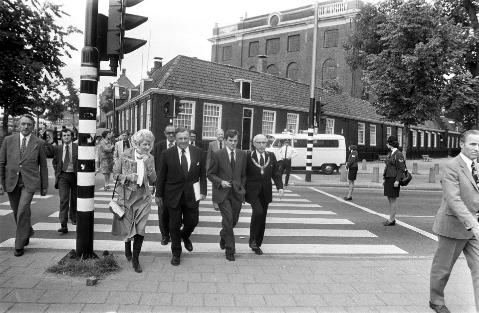Rechts burgemeester Samkalden van Amsterdam, tweede van rechts ambassadeur Bar'O, Bestanddeelnr 928-0404