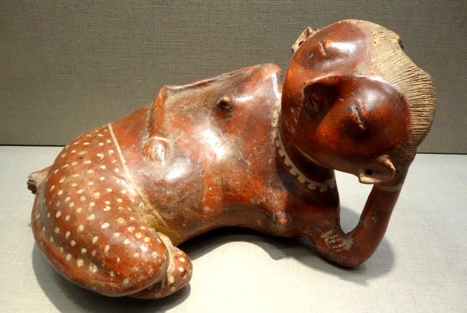 Reclining female figure, West Mexico, Nayarit, Chinesco style, 300 BC to 300 AD, earthenware and pigment - De Young Museum - DSC00518
