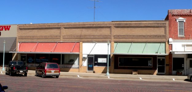 Red Cloud 400s N Webster E side bldg