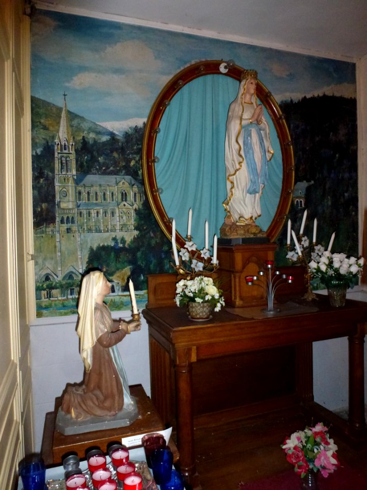 Recques-sur-Hem (Pas-de-Calais) église Saint-Wandrille, peinture et statues grotte de Lourdes