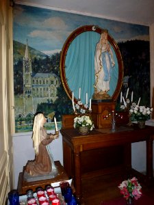 Recques-sur-Hem (Pas-de-Calais) église Saint-Wandrille, peinture et statues grotte de Lourdes