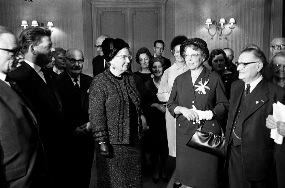 Rechts naast de koningin mevrouw B. de Boer-Geerlings en prof. dr. S. Hofstra, v, Bestanddeelnr 916-9876