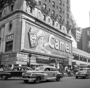 Reclamebord met echte rook voor sigarettenmerk Camel op Times Square, Bestanddeelnr 191-0803