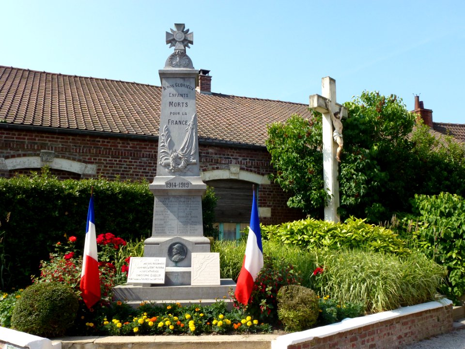 Rebecques (Pas-de-Calais, Fr) monument aux morts et croix de chemin