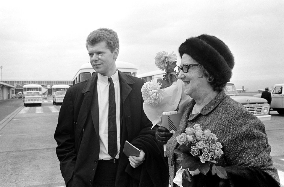 Rechts de moeder van Harvey Lavan van Cliburn, Bestanddeelnr 919-7244