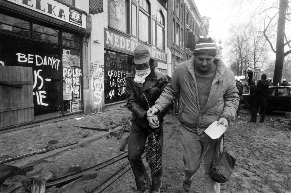 Rechts een agent in burger van het arrestatieteam met een arrestant, Bestanddeelnr 931-3112