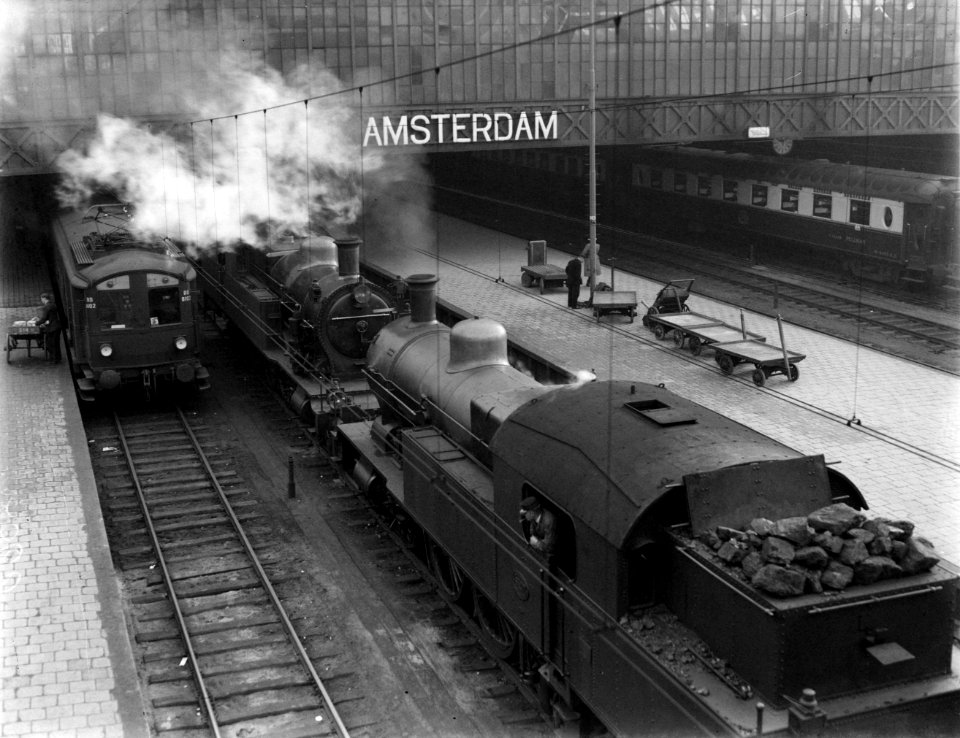 Rechts een stoomlocomotief die door een andere wordt gerangereerd met links een , Bestanddeelnr 252-1028