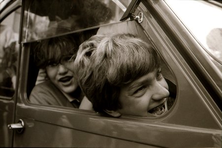 Recordpoging om zoveel mogelijk schoolkinderen in een Citroën 2CV (deux cheveaux) te krijgen. NL-HlmNHA 1478 24548 01 K 17