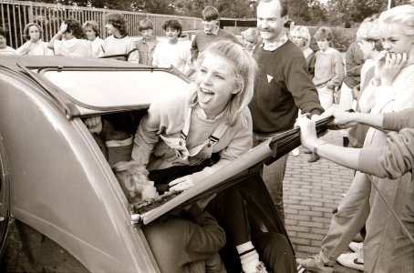 Recordpoging om zoveel mogelijk schoolkinderen in een Citroën 2CV (deux cheveaux) te krijgen. NL-HlmNHA 1478 24548 01 K 13
