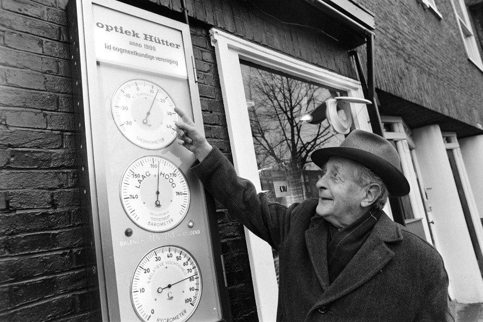 Recordtemperatuur van 13,4 graden Celsius gemeten in De Bilt man wijst naar th, Bestanddeelnr 927-6926