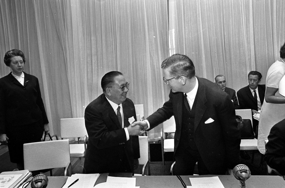 Rechts conferentievoorzitter minister (zonder portefeuille) Berend-Jan Udink, li, Bestanddeelnr 920-4206