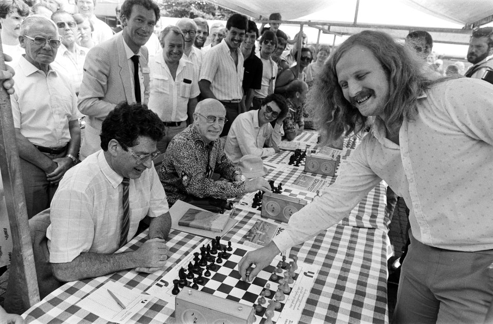 Rechts de Engelse grootmeester Miles, zittend burgemeesterVan Thijn (l), naast h, Bestanddeelnr 932-6450