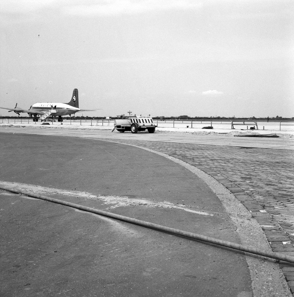Recreatieterreinen, vliegvelden ed, landingsbanen, vliegtuigen, Luchthaven Rot, Bestanddeelnr 163-1271
