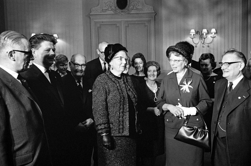 Rechts naast de koningin mevrouw B. de Boer-Geerlings en prof. dr. S. Hofstra, v, Bestanddeelnr 916-9875
