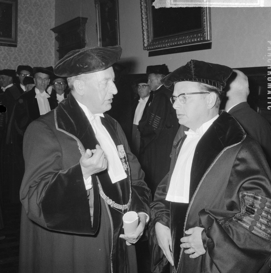 Recoraatoverdracht in de Lutherse Kerk , links prof Ko en rechts prof Van de H, Bestanddeelnr 916-9031