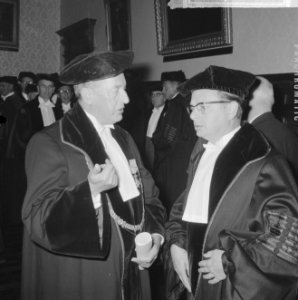 Recoraatoverdracht in de Lutherse Kerk , links prof Ko en rechts prof Van de H, Bestanddeelnr 916-9031