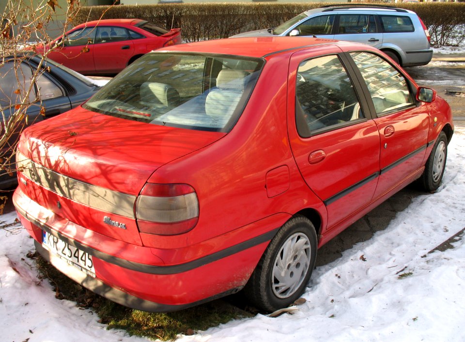Red Fiat Siena HL 16V in Kraków (2)