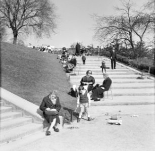Recreëren op de trappen naar de Basilique du Sacré-Coeur, Bestanddeelnr 254-0608